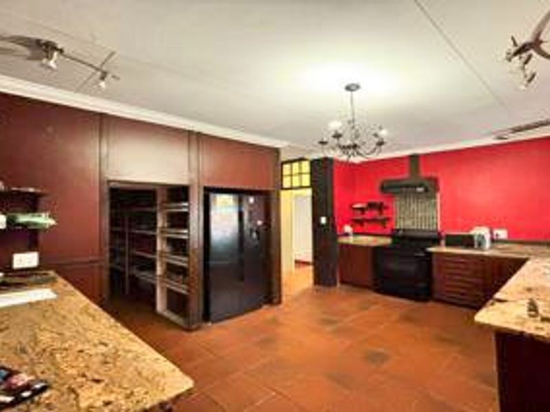 Charming Flamwood Family Home with Open Plan Living - Photo 3