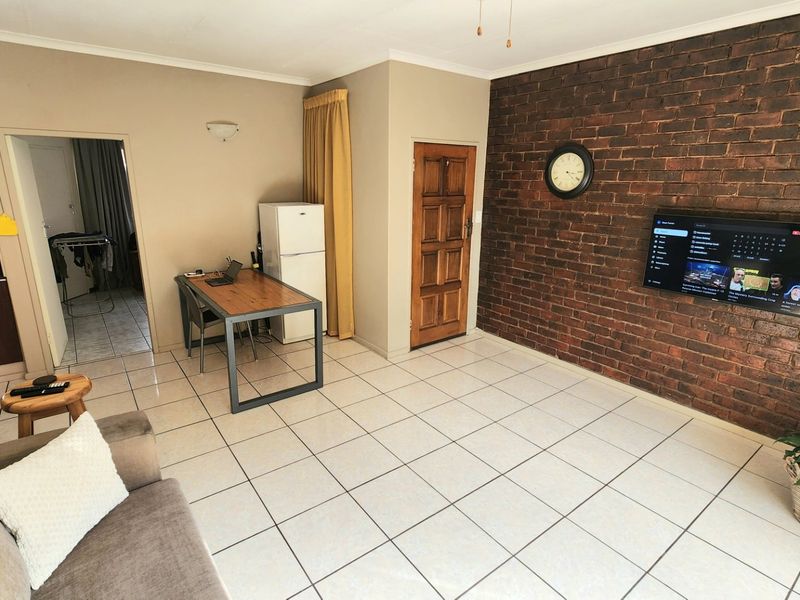 Two Bedroom Townhouse For Sale - Photo 8