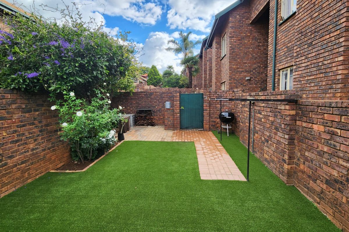 Two Bedroom Townhouse For Sale - Photo 4