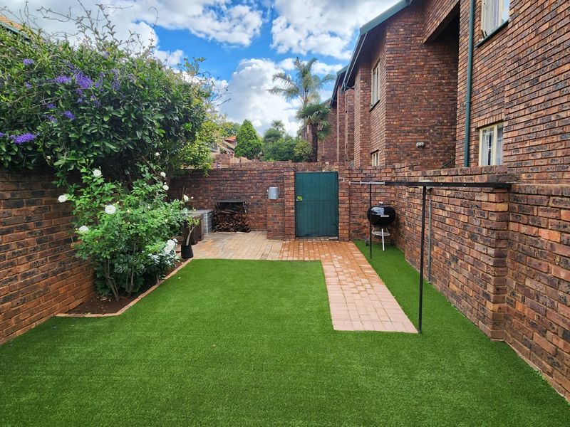 Two Bedroom Townhouse For Sale - Photo 4