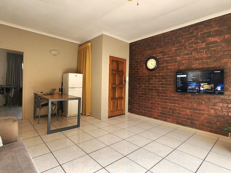 Two Bedroom Townhouse For Sale - Photo 7