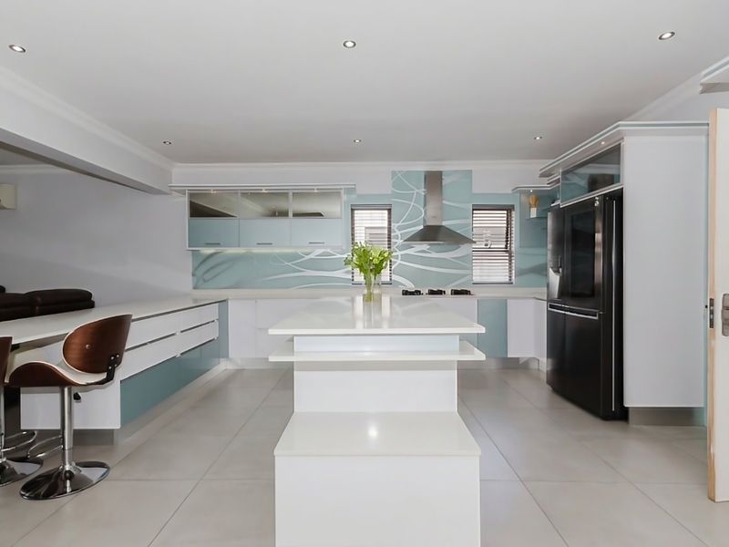 Stunning family home with pool and staff quarters in prestigious Glen Eagle Estate, Glen Erasmia - Photo 5