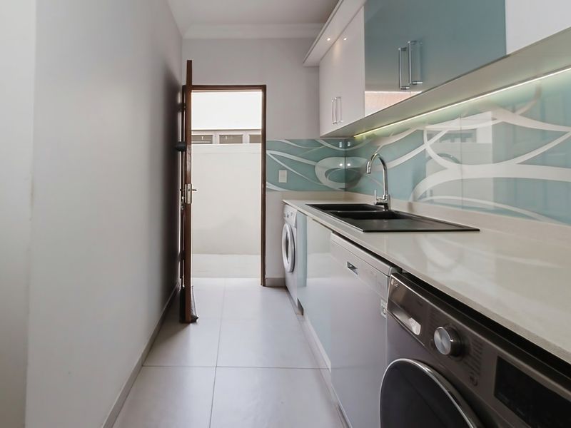 Stunning family home with pool and staff quarters in prestigious Glen Eagle Estate, Glen Erasmia - Photo 10