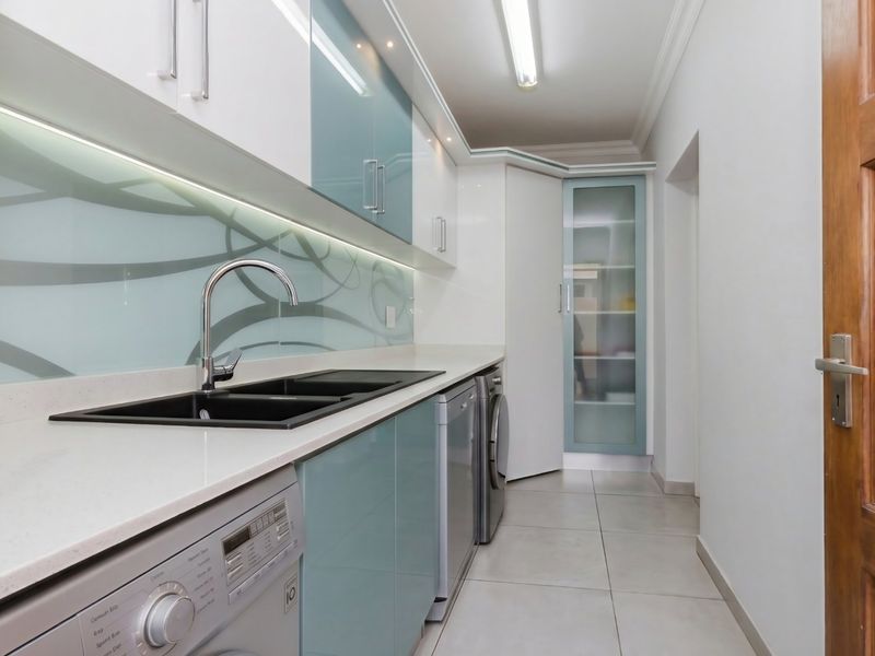 Stunning family home with pool and staff quarters in prestigious Glen Eagle Estate, Glen Erasmia - Photo 9