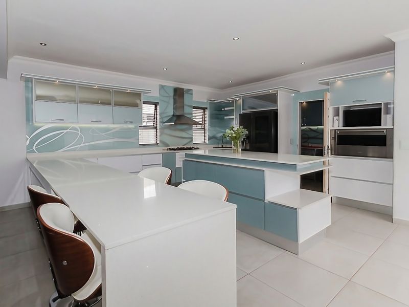 Stunning family home with pool and staff quarters in prestigious Glen Eagle Estate, Glen Erasmia - Photo 8