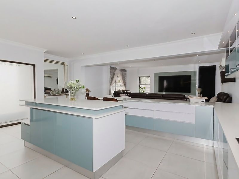 Stunning family home with pool and staff quarters in prestigious Glen Eagle Estate, Glen Erasmia - Photo 7