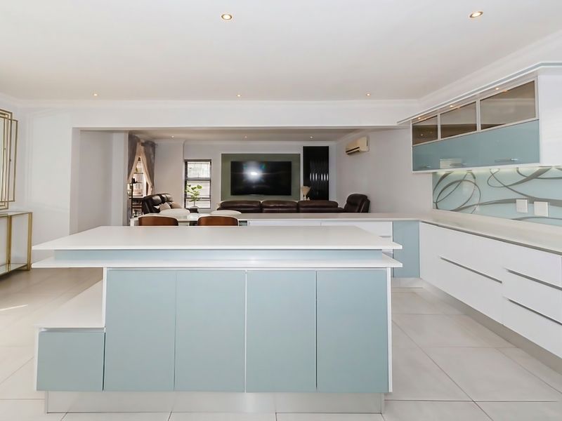 Stunning family home with pool and staff quarters in prestigious Glen Eagle Estate, Glen Erasmia - Photo 6