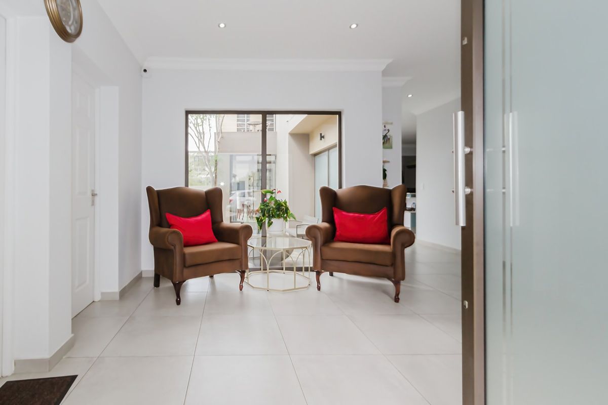 Stunning family home with pool and staff quarters in prestigious Glen Eagle Estate, Glen Erasmia - Photo 2