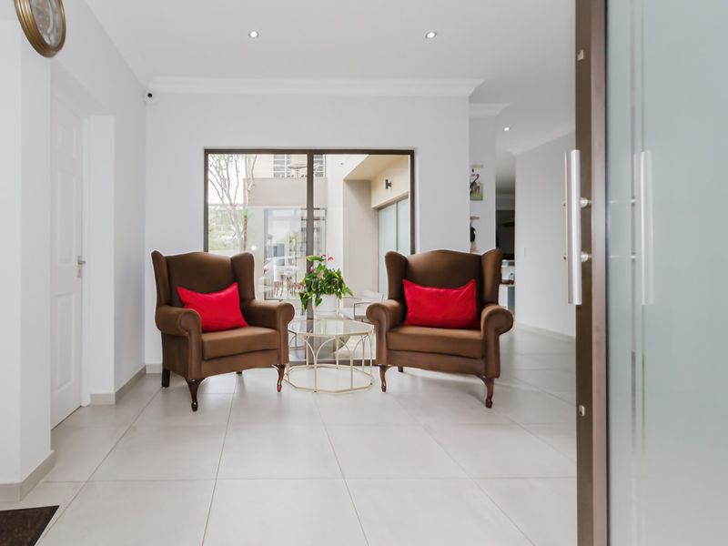 Stunning family home with pool and staff quarters in prestigious Glen Eagle Estate, Glen Erasmia - Photo 2