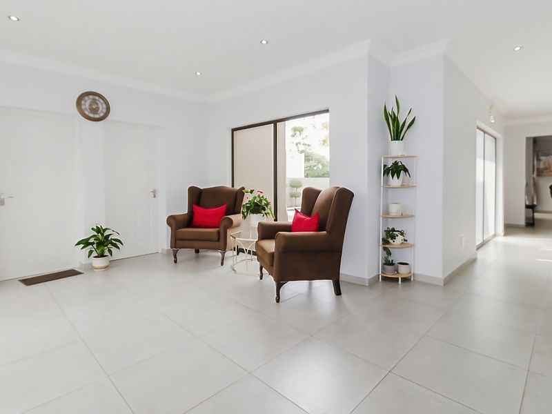 Stunning family home with pool and staff quarters in prestigious Glen Eagle Estate, Glen Erasmia - Photo 3