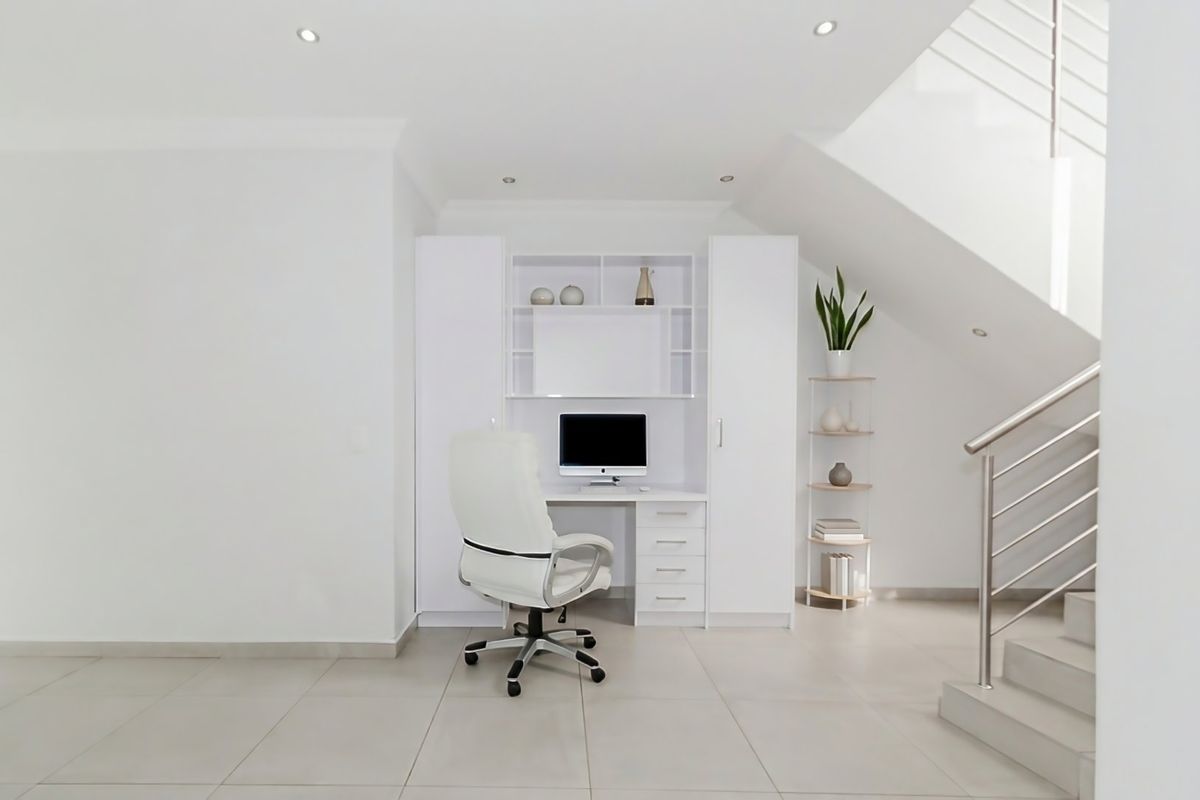 Stunning family home with pool and staff quarters in prestigious Glen Eagle Estate, Glen Erasmia - Photo 4