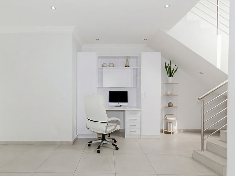 Stunning family home with pool and staff quarters in prestigious Glen Eagle Estate, Glen Erasmia - Photo 4