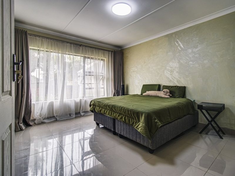 Modern Family Living Meets Effortless Style  - Photo 8