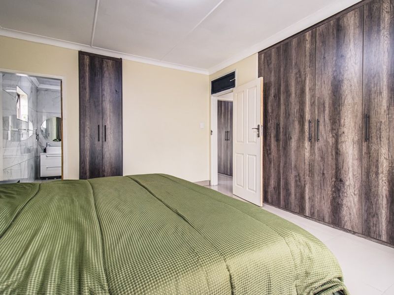 Modern Family Living Meets Effortless Style  - Photo 7