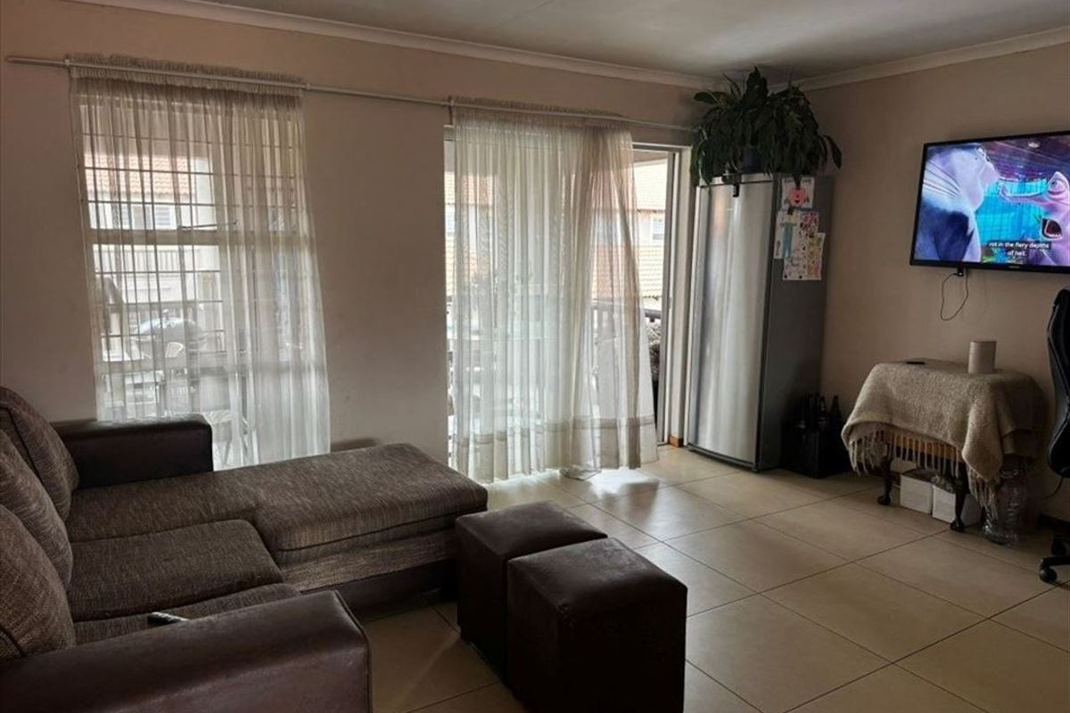 Charming 2-Bedroom Home with Pool - Photo 2