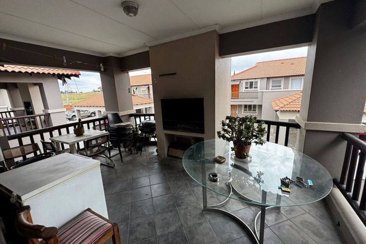 Charming 2-Bedroom Home with Pool - Photo 3