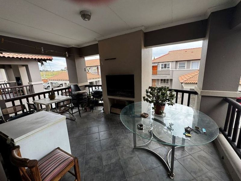 Charming 2-Bedroom Home with Pool - Photo 3