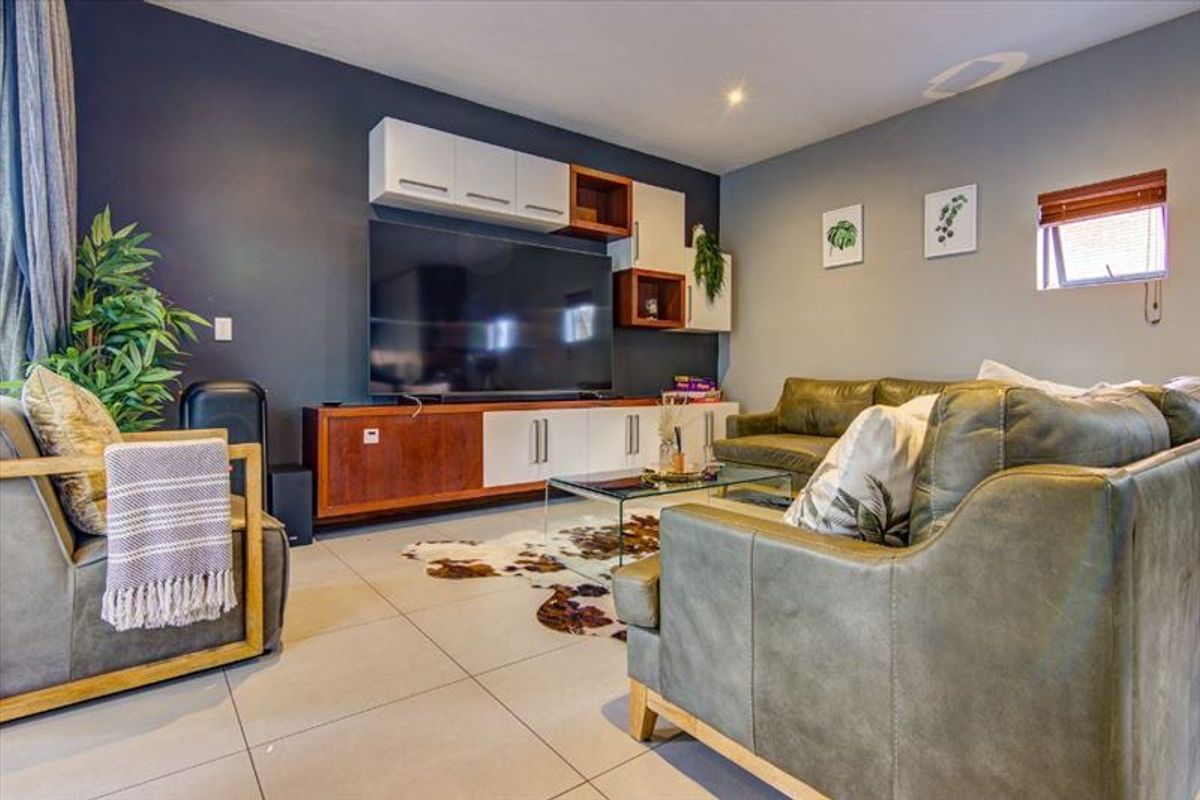 Spacious Family Home with Staff Quarters and Study - Photo 2