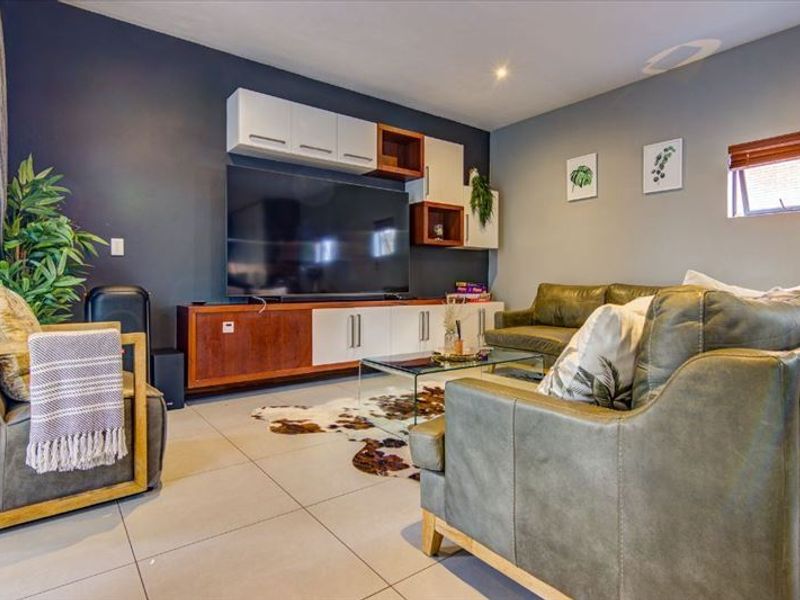 Spacious Family Home with Staff Quarters and Study - Photo 2