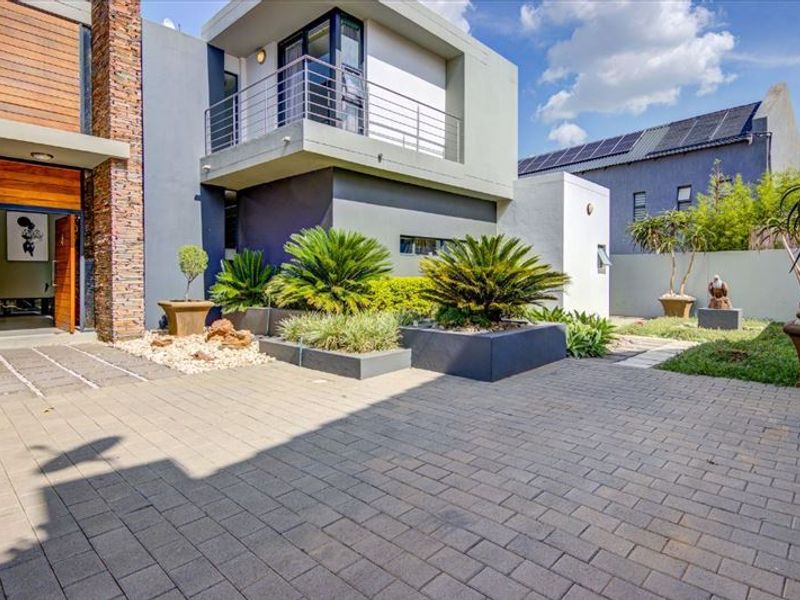 Spacious Family Home with Staff Quarters and Study - Photo 3