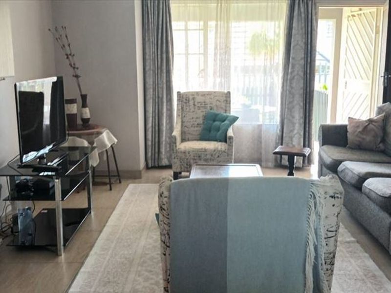 Cozy 2-Bedroom Home with Private Pool - Photo 2