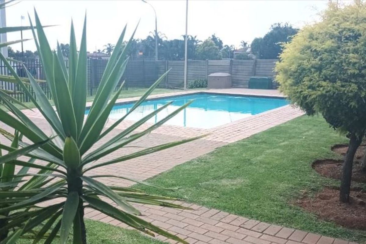 Cozy 2-Bedroom Home with Private Pool - Photo 3