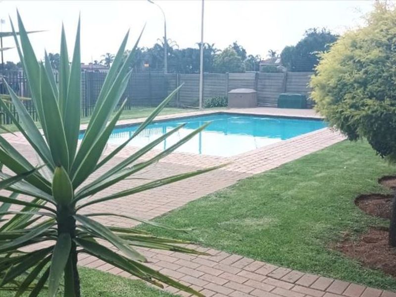 Cozy 2-Bedroom Home with Private Pool - Photo 3