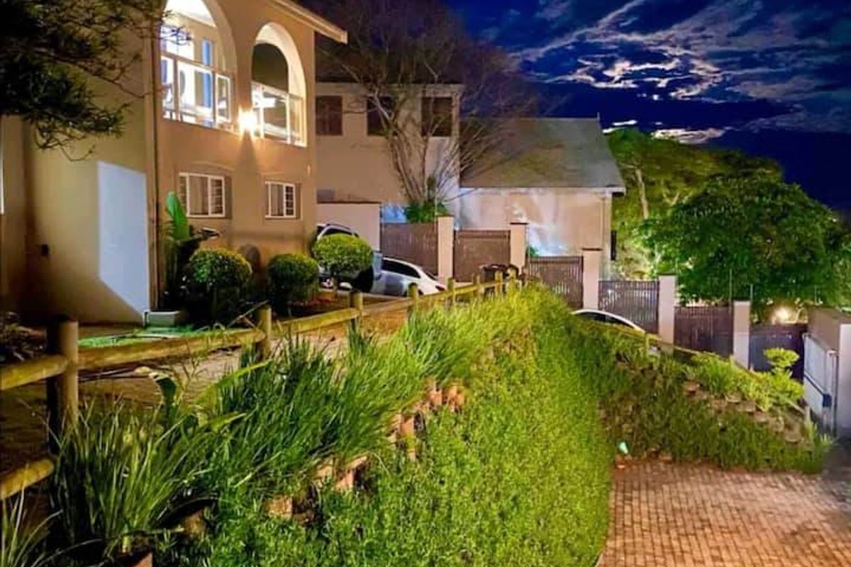 For Rent, 5 bedroom, luxury furnished home, with pool and pet friendly in Central Umhlanga - Photo 4