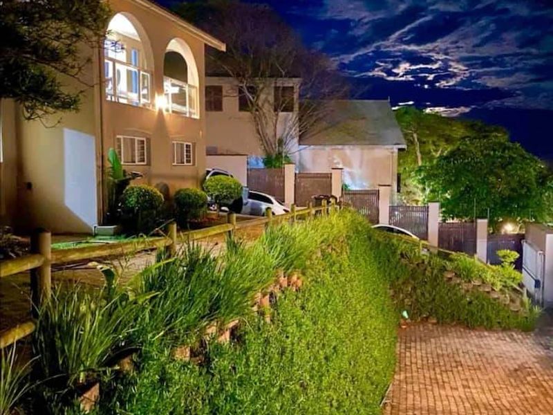 For Rent, 5 bedroom, luxury furnished home, with pool and pet friendly in Central Umhlanga - Photo 4