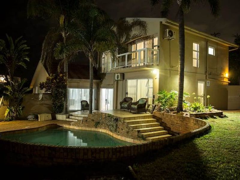 For Rent, 5 bedroom, luxury furnished home, with pool and pet friendly in Central Umhlanga - Photo 2