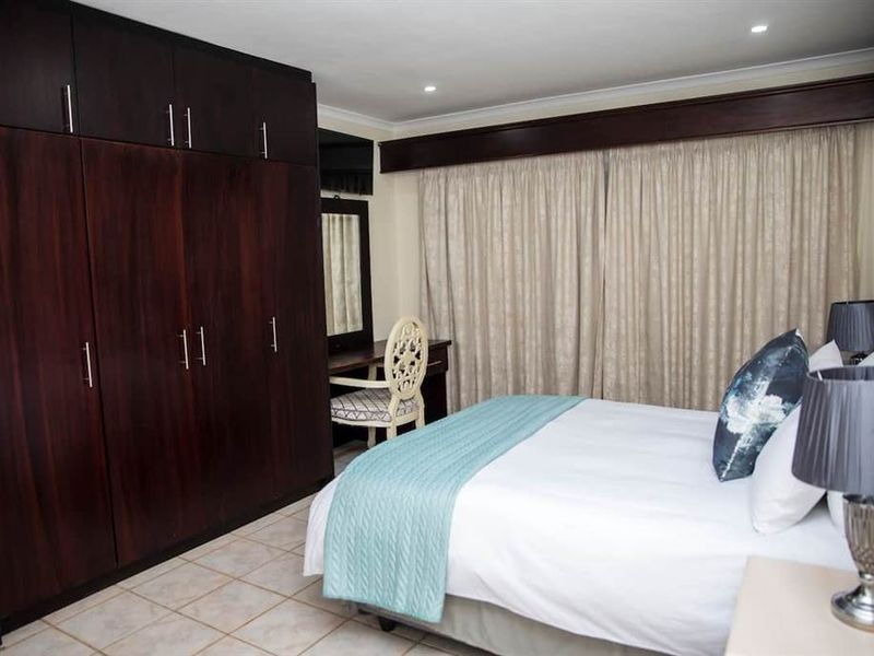 For Rent, 5 bedroom, luxury furnished home, with pool and pet friendly in Central Umhlanga - Photo 10