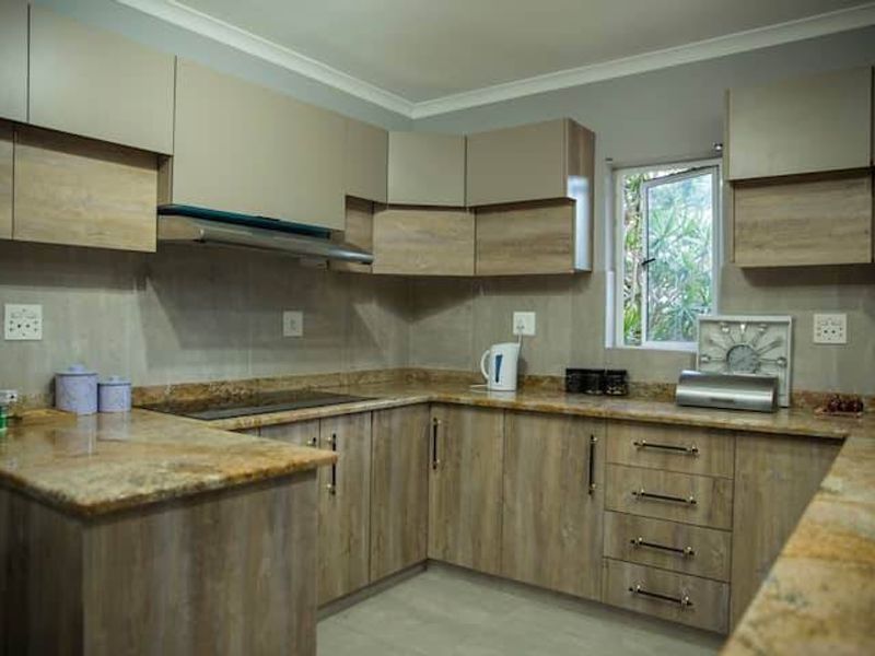 For Rent, 5 bedroom, luxury furnished home, with pool and pet friendly in Central Umhlanga - Photo 8