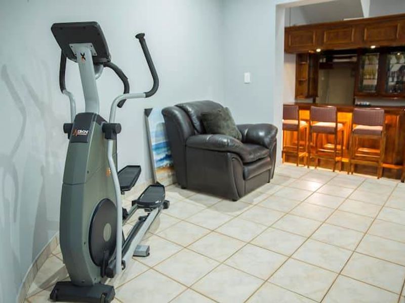 For Rent, 5 bedroom, luxury furnished home, with pool and pet friendly in Central Umhlanga - Photo 9