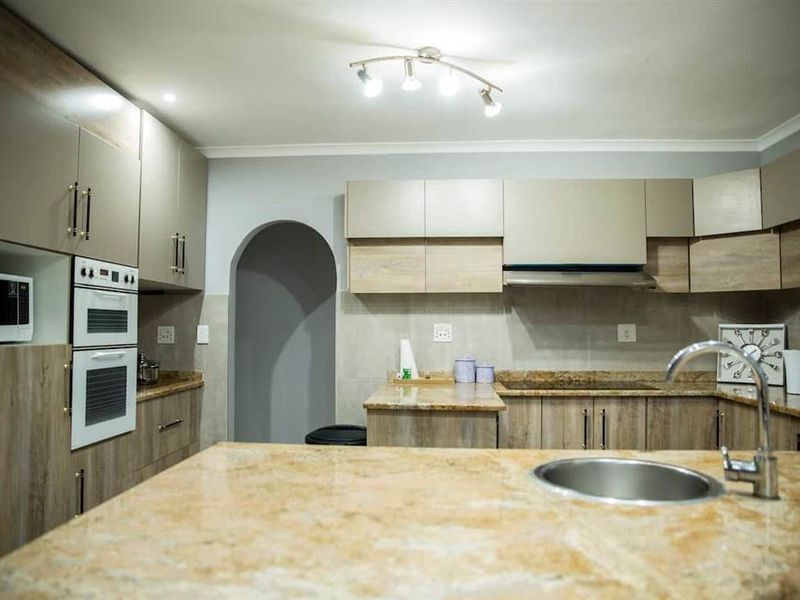 For Rent, 5 bedroom, luxury furnished home, with pool and pet friendly in Central Umhlanga - Photo 7