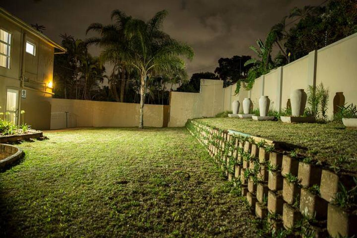 For Rent, 5 bedroom, luxury furnished home, with pool and pet friendly in Central Umhlanga - Photo 3