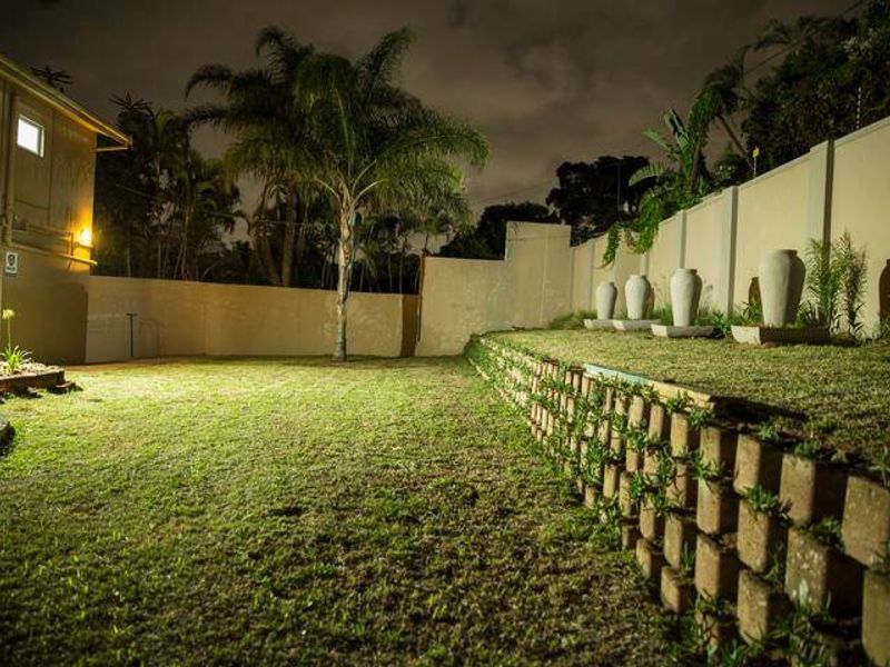 For Rent, 5 bedroom, luxury furnished home, with pool and pet friendly in Central Umhlanga - Photo 3