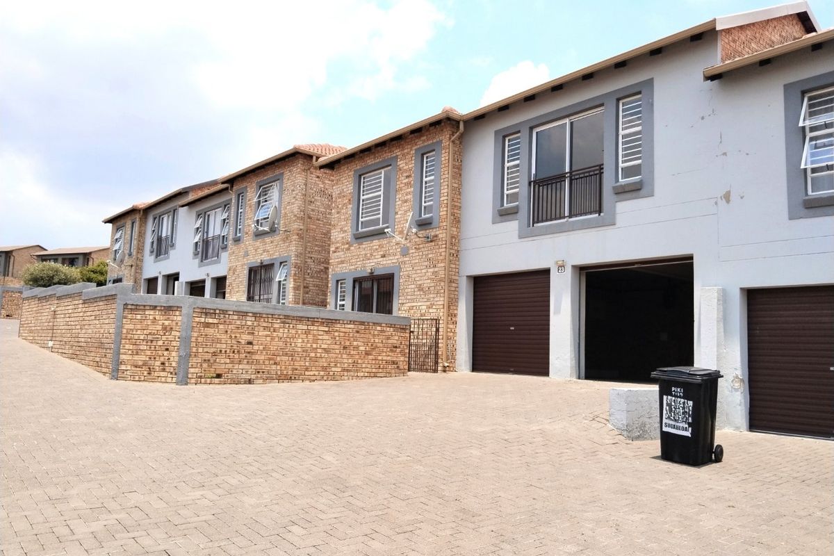 Charming 3-Bedroom Townhouse in Secure Wilgeheuwel Complex  - Photo 2