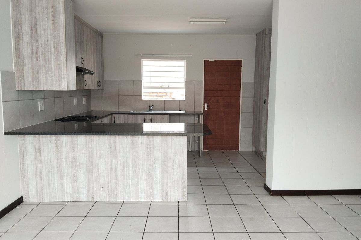 Charming 3-Bedroom Townhouse in Secure Wilgeheuwel Complex  - Photo 4