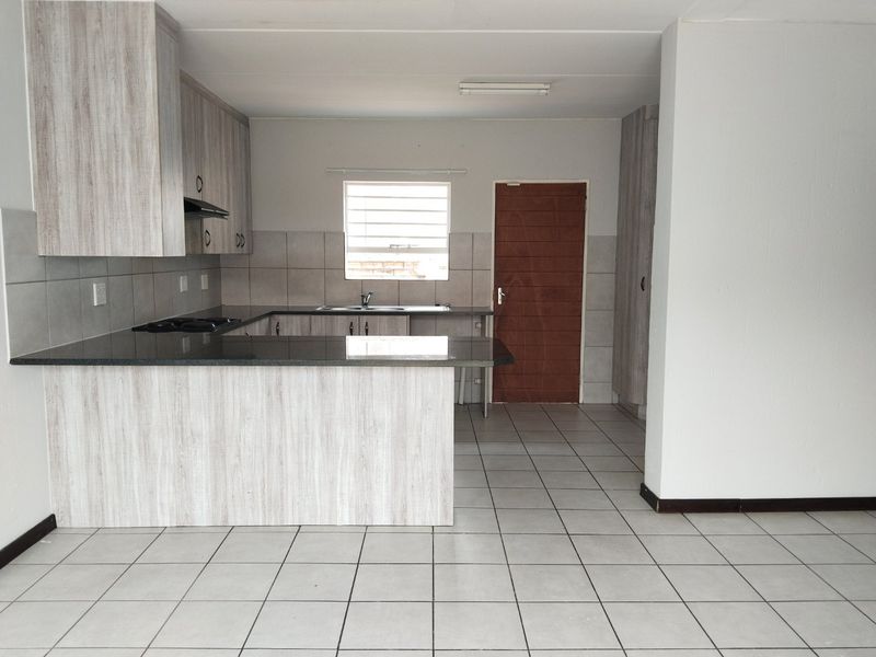 Charming 3-Bedroom Townhouse in Secure Wilgeheuwel Complex  - Photo 4