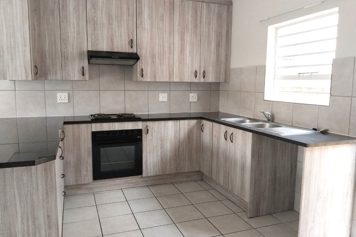 Charming 3-Bedroom Townhouse in Secure Wilgeheuwel Complex  - Photo 5