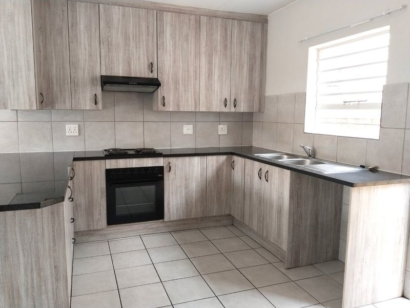 Charming 3-Bedroom Townhouse in Secure Wilgeheuwel Complex  - Photo 5