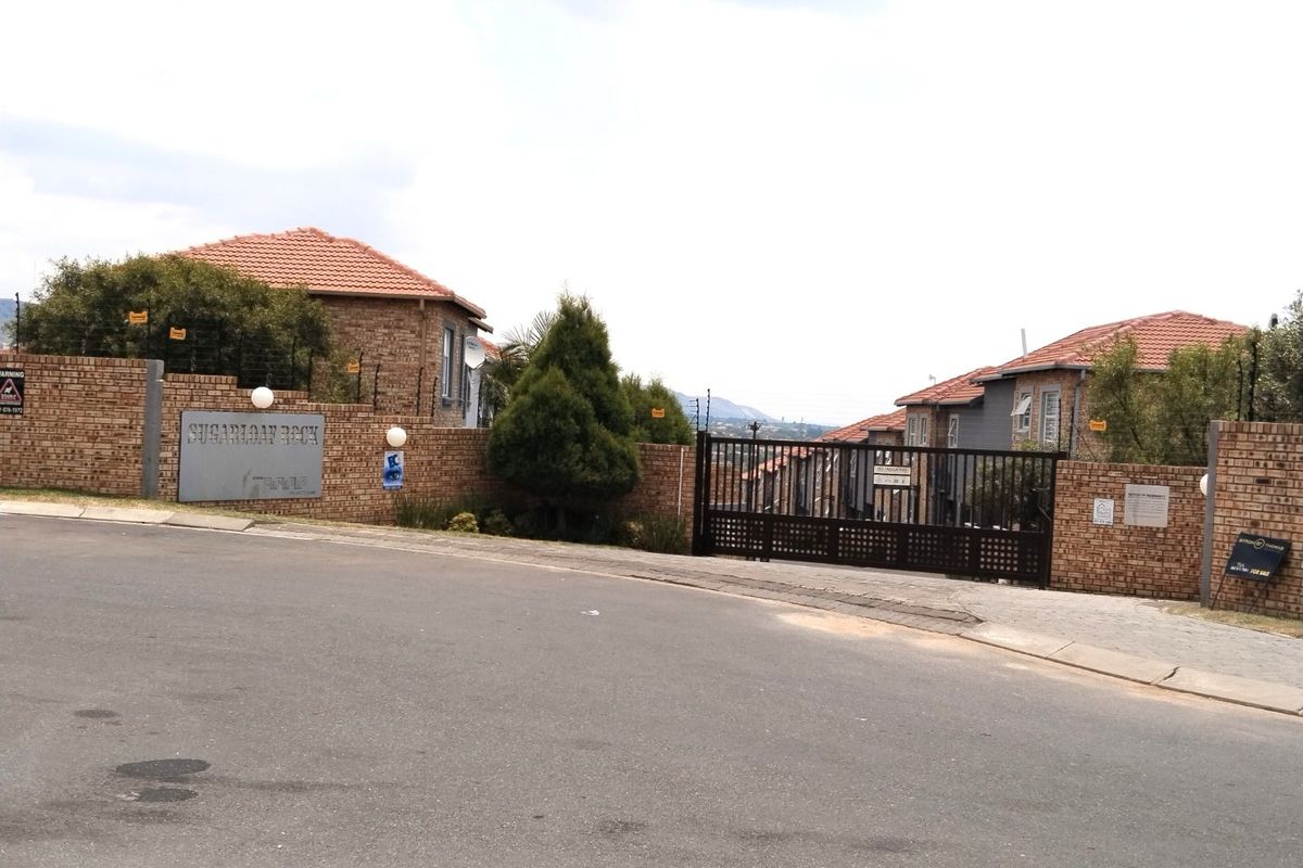 Charming 3-Bedroom Townhouse in Secure Wilgeheuwel Complex  - Photo 3