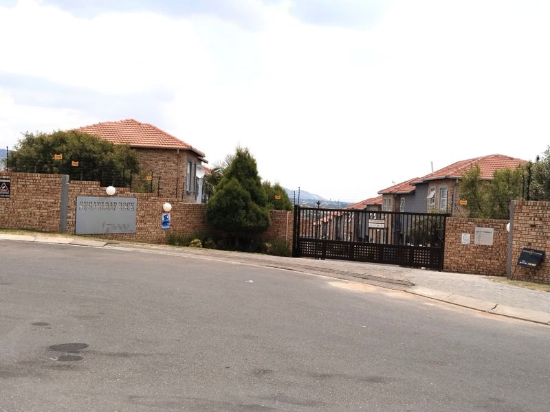 Charming 3-Bedroom Townhouse in Secure Wilgeheuwel Complex  - Photo 3