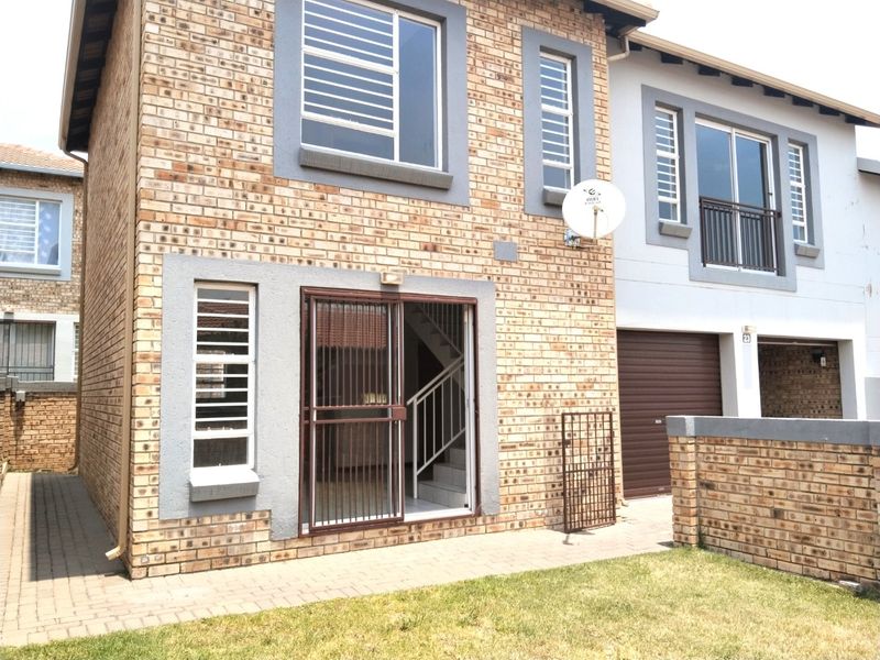 Charming 3-Bedroom Townhouse in Secure Wilgeheuwel Complex  - Photo 2