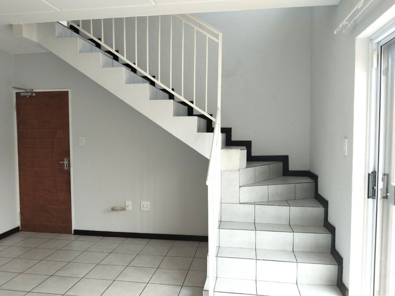 Charming 3-Bedroom Townhouse in Secure Wilgeheuwel Complex  - Photo 9