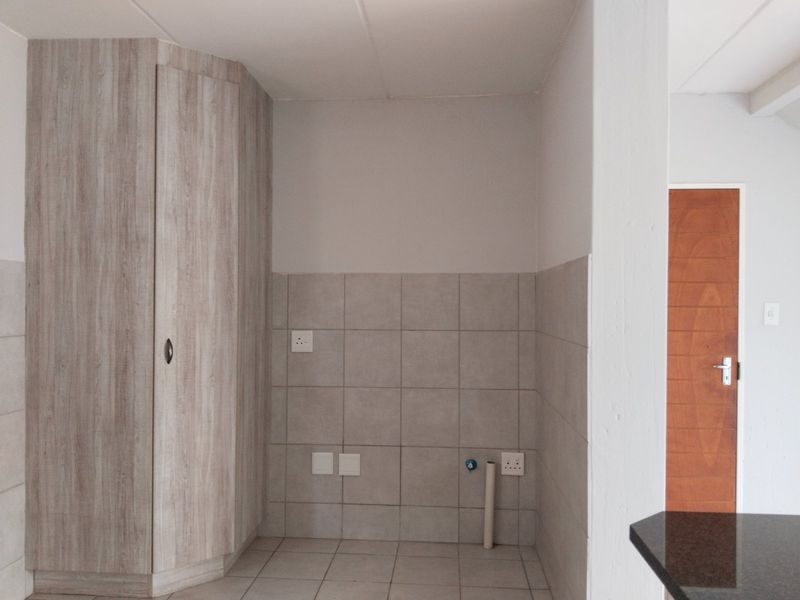 Charming 3-Bedroom Townhouse in Secure Wilgeheuwel Complex  - Photo 8