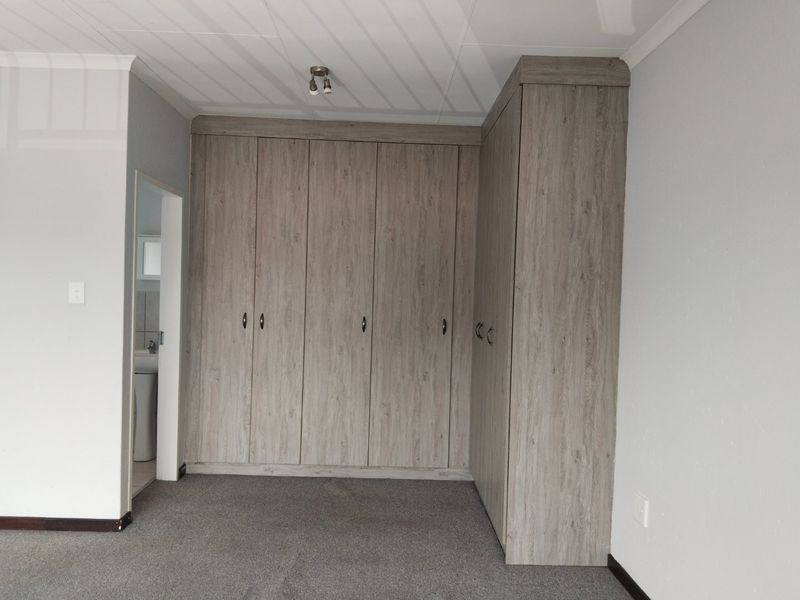 Charming 3-Bedroom Townhouse in Secure Wilgeheuwel Complex  - Photo 7