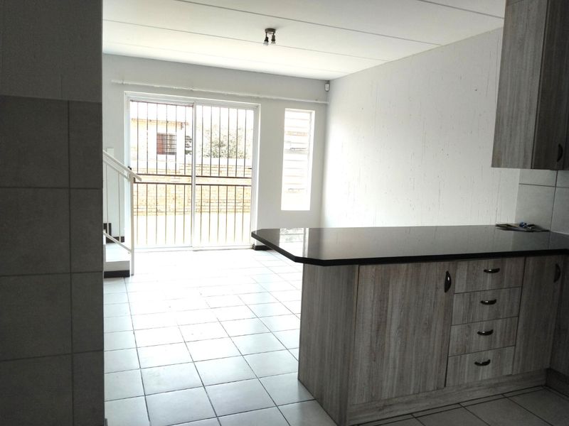 Charming 3-Bedroom Townhouse in Secure Wilgeheuwel Complex  - Photo 6