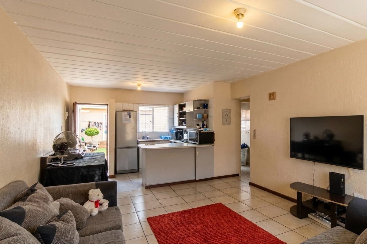 CHARMING  2 BEDROOM GROUND FLOOR UNIT T FOR SALE IN FERNDALE - Photo 3