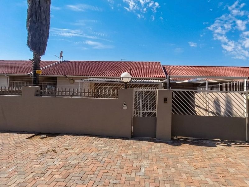 TOWNHOUSE FOR SALE - Photo 1